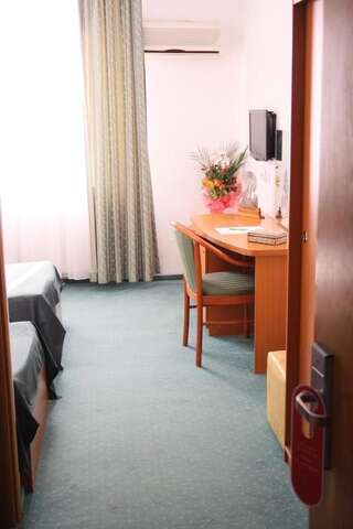 Отель Hotel Sir Colentina Бухарест Двухместный номер с 2 отдельными кроватями-9